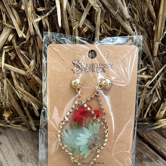 Handmade Real Pressed Dried Flower Botanical Resin
Earrings - Picture 14 of 14